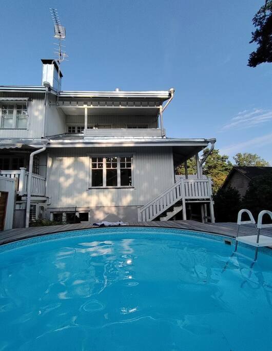 House With A Pool Near A Train Station Apartment Helsinki Exterior photo